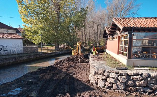 Los trabajos de defensa frente a las riadas llegan al cauce del Ebro en Reinosa