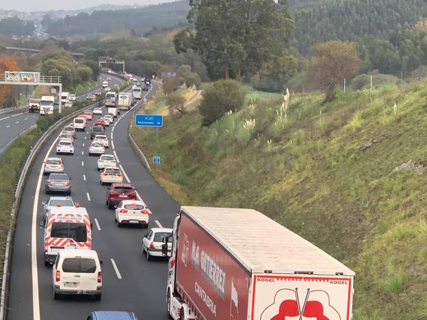 Dos accidentes en Gornazo en ambos sentidos han atascado la autovía durante más de dos horas