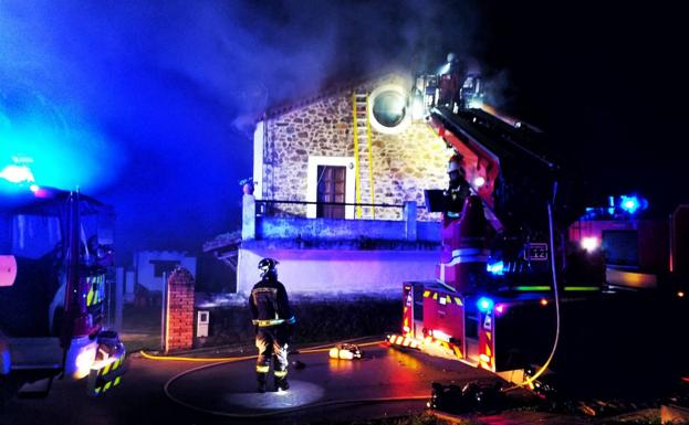 Un incendio calcina una vivienda en Valdáliga