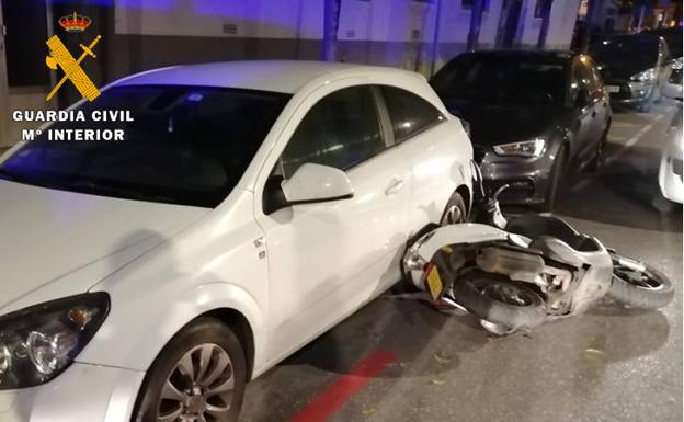 Un motorista de Castro huye por la acera y golpea con su casco a los agentes que le daban el alto