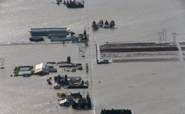 Las aguas engullen la provincia canadiense de Columbia Británica