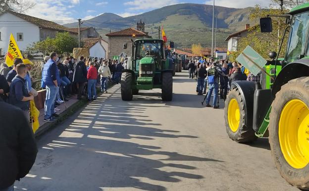 Ganaderos cántabros, en Arenas de Iguña: «Si el campo no produce, la ciudad no come»