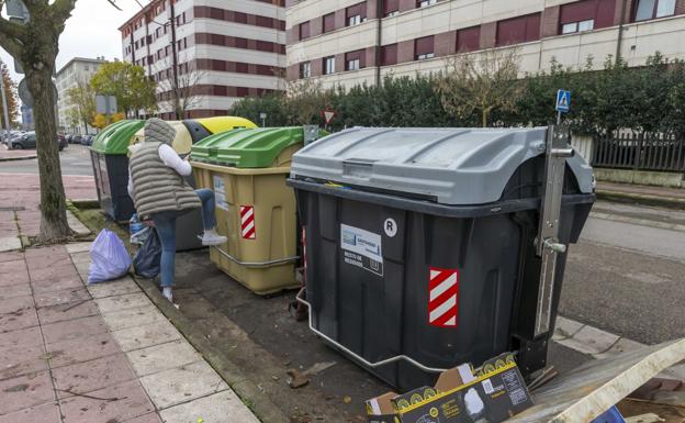 El Ayuntamiento recibirá entre hoy y mañana 60 contenedores de basura más