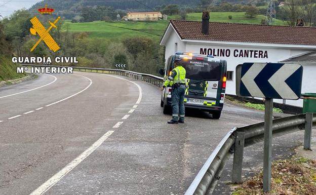 La Guardia Civil investiga a un joven que puso en riesgo el auxilio de un accidente de tráfico