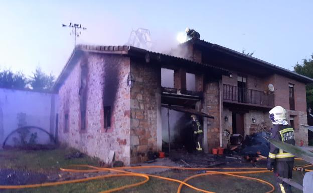 Los bomberos evitan que el fuego llegue a una vivienda en Ambrosero tras calcinarse la cuadra anexa