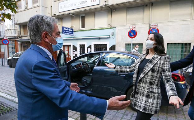 Arrimadas cree que Cantabria «no puede quedar aislada del Corredor del Atlántico»