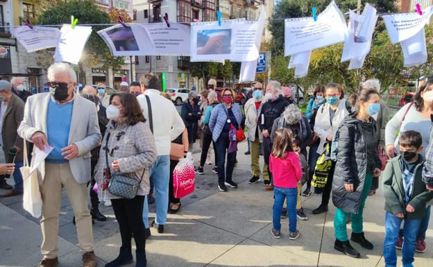 Cerca de 80 personas se concentran para pedir la retirada de las concertinas del Puerto de Santander