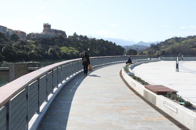 Una rampa conectará el puente de La Barquera y el aparcamiento