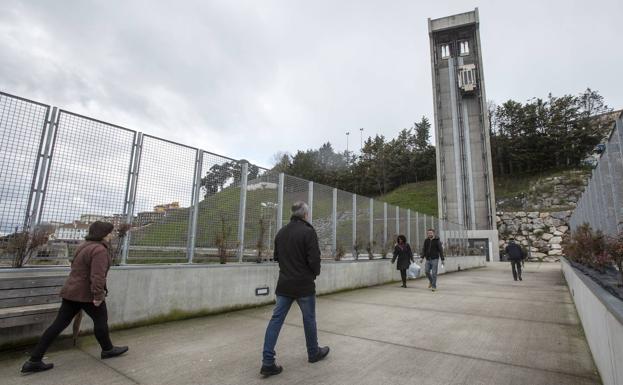 El ascensor de la Peña del Cuervo sigue a la espera de la llegada de piezas para poder funcionar