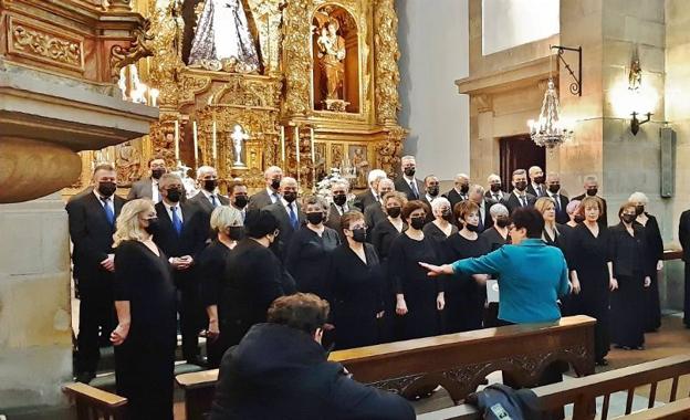 La Coral de Los Corrales llena la iglesia parroquial en su regreso a los escenarios