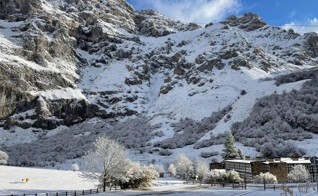 La nieve cubre los montes lebaniegos y pueblos altos como Tresviso y Caloca