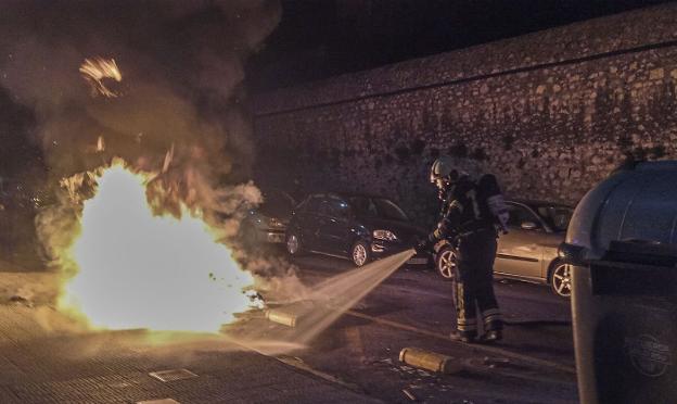 Los contenedores quemados estaban todos en áreas sin cámaras de vigilancia