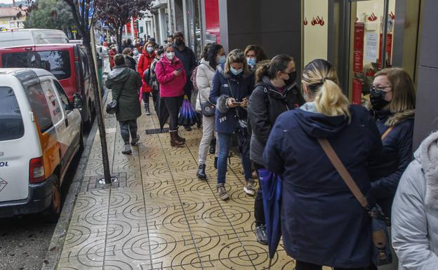 Largas colas para comprar las entradas para la Fábrica de la Navidad de Torrelavega