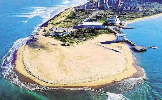 Laredo retira 12 toneladas de residuos y plantas invasoras de las dunas del Puntal y el Regatón