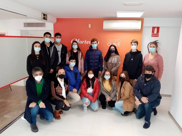 Los grupos participantes del Colegio Esclavas SCJ visitan la sede de Grupo Clave