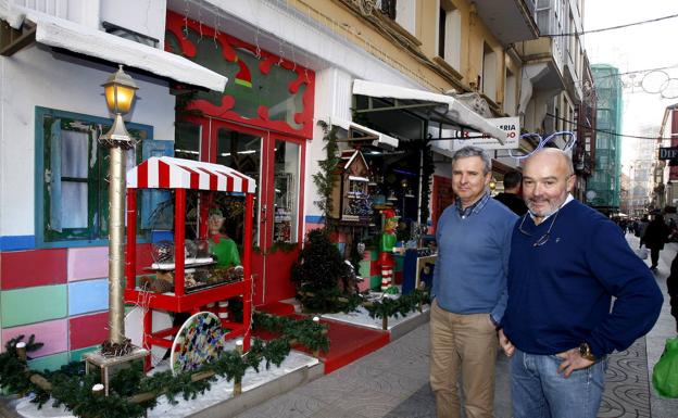 Torrelavega lanza su concurso de escaparates de Navidad, que cumple 30 años