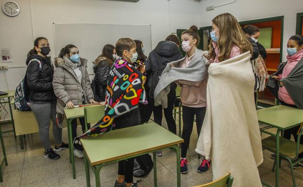 Sin calefacción y con mantas en clase