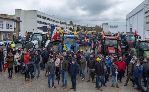 Cientos de ganaderos vuelven a clamar en Cantabria una solución al precio de la leche