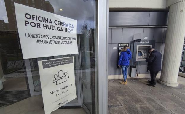 La huelga por el ERE de Unicaja deja decenas de oficinas cerradas en Cantabria