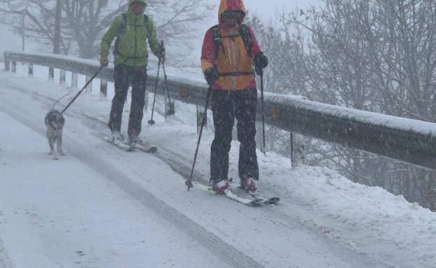 El temporal arrecia en Cantabria y una quincena de carreteras presenta dificultades para circular