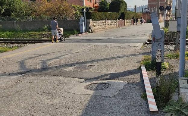 Los vecinos de Los Corrales piden mayor seguridad para el paso a nivel de la calle Torres Quevedo