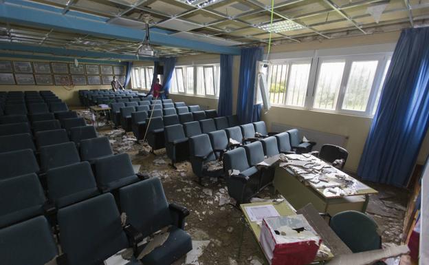 El «reventón» de una tubería inunda dos laboratorios y hunde el falso techo del salón de actos del IES Valle de Camargo