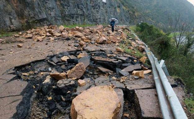 La muerte de una mujer por un argayo en Tineo indigna e incomunica al suroccidente