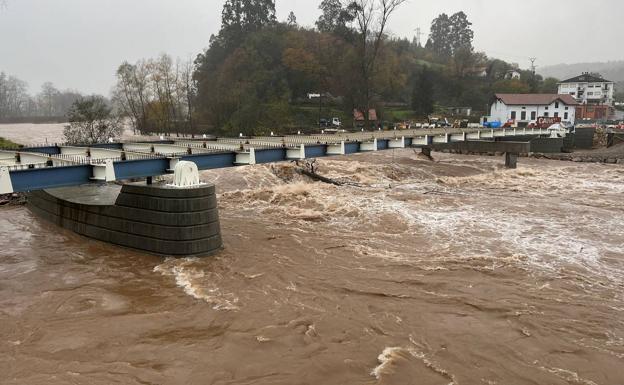 El puente en obras de Mazcuerras pierde uno de sus pilares provisionales por la riada del Saja