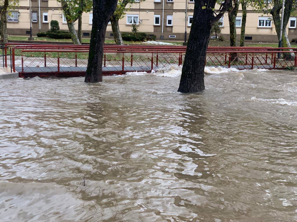 La crecida del río revive el fantasma de las inundaciones de hace dos años en Reinosa