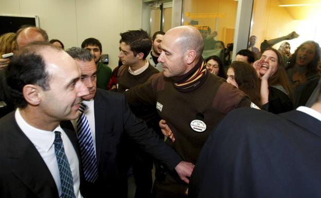 Los jovenes absueltos por el escrache a Nacho Diego en la UC presentan una denuncia por agresión y falsedad documental