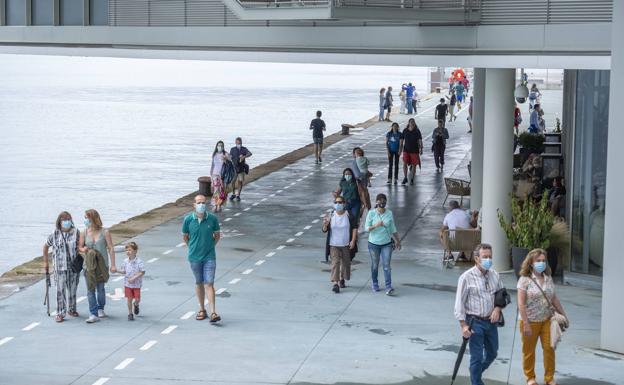 Otro peatón cae al mar por un despiste al lado del Centro Botín