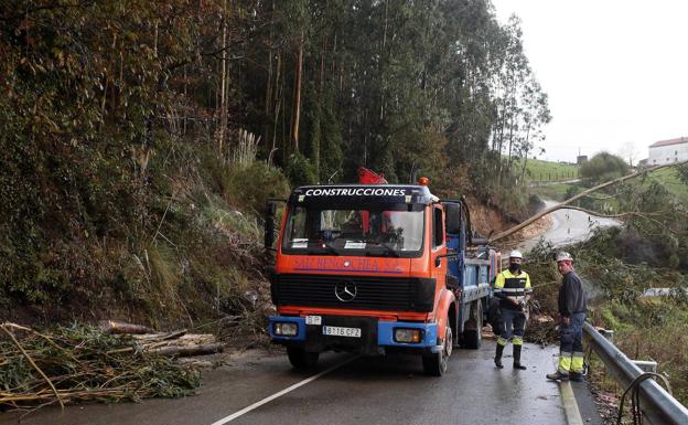 La nieve y la lluvia complican el tráfico, aunque de momento los ríos resisten en niveles normales