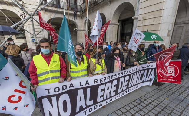 Cerca de un 90% de la plantilla de Unicaja secunda la huelga en Cantabria