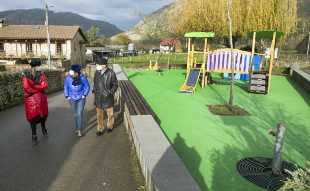 La Consejería de Presidencia renueva un área infantil en San Felices de Buelna