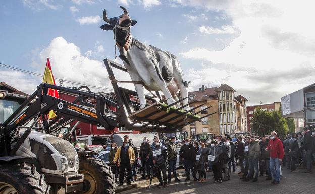 Más de 70 ganaderos cántabros vuelven a plantarse en La Penilla contra el precio de la leche