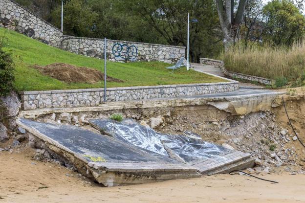 El acceso a la playa de Los Peligros, pendiente de reparación desde enero