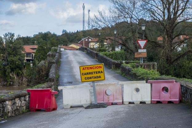 Las fuertes riadas amenazan con derrumbar el Puente Viejo de Oruña