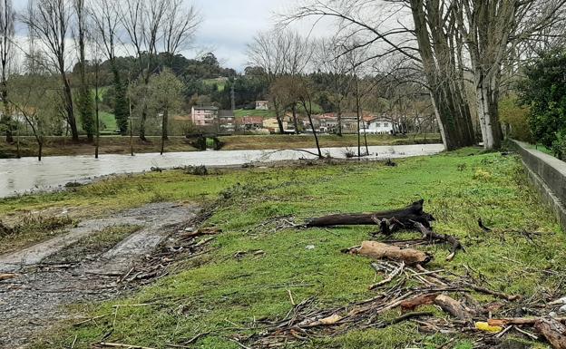 Ampuero solicita el refuerzo del muro de Marrón y una solución para mejorar la capacidad de descarga del Asón