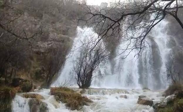 El deshielo crea una espectacular catarata en la cascada del Tobazo