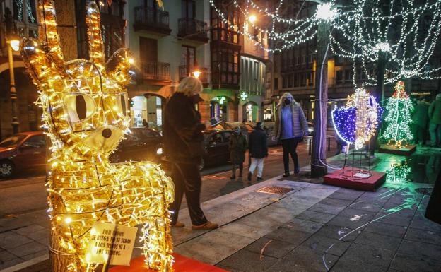 Las luces iluminan Torrelavega en un Bulevar sin público