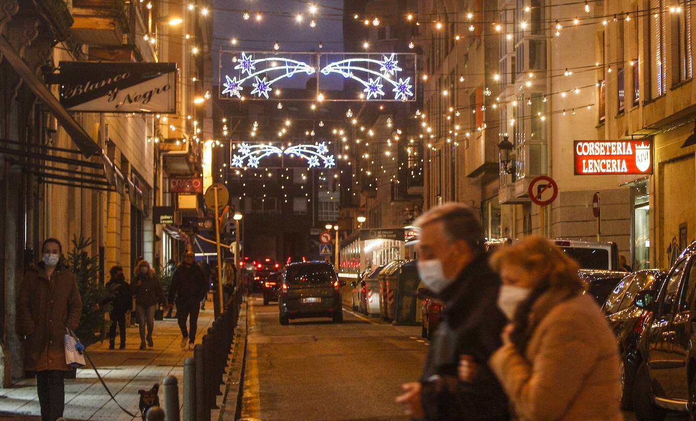 Las luces navideñas ya iluminan las calles de Torrelavega