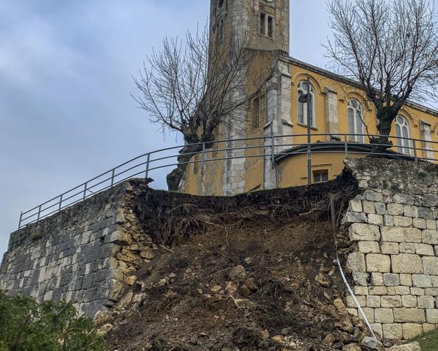 El muro de la iglesia de Peñacastillo sufre un derrumbe