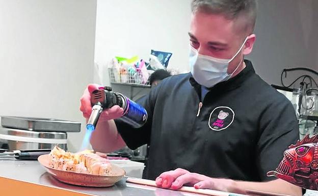 Malquerida, la tasca nipona que pone color en Torrelavega