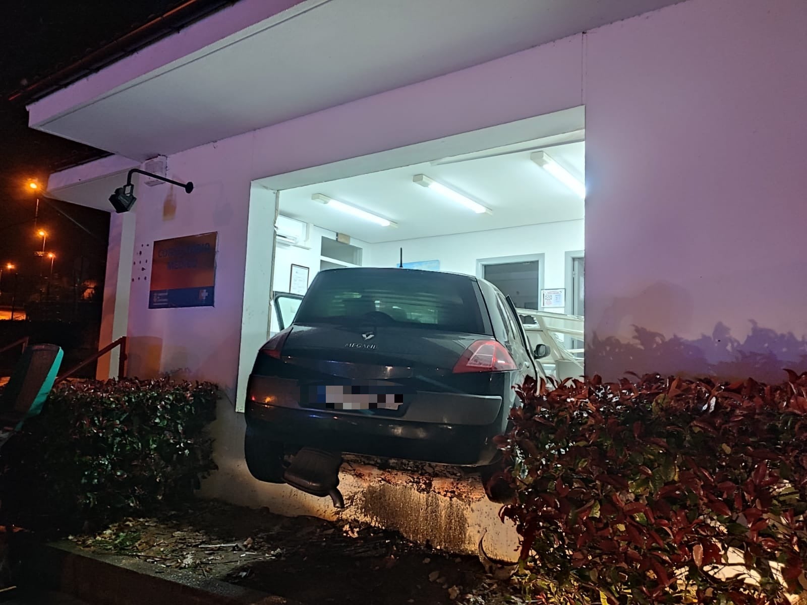 Un coche con tres ocupantes sale volando y entra en el consultorio de Cudón