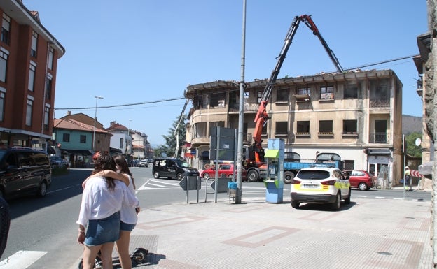 El Ayuntamiento de Cayón estudia construir una rotonda en el conflictivo cruce del centro de Sarón