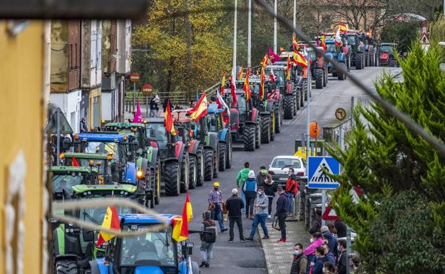 Los ganaderos de Cantabria elevan el tono de sus protestas y acampan frente a Nestlé