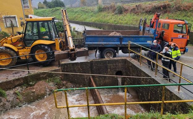 Torrelavega retira sedimentos arrastrados por las lluvias en los arroyos del municipio