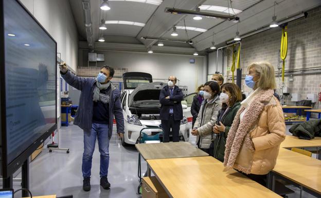 Educación adquiere maquetas de vehículos híbridos para realizar prácticas formativas