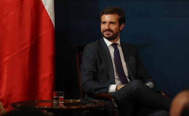 Casado ofrece a Sánchez apoyo ante el 'apartheid' lingüístico en Cataluña