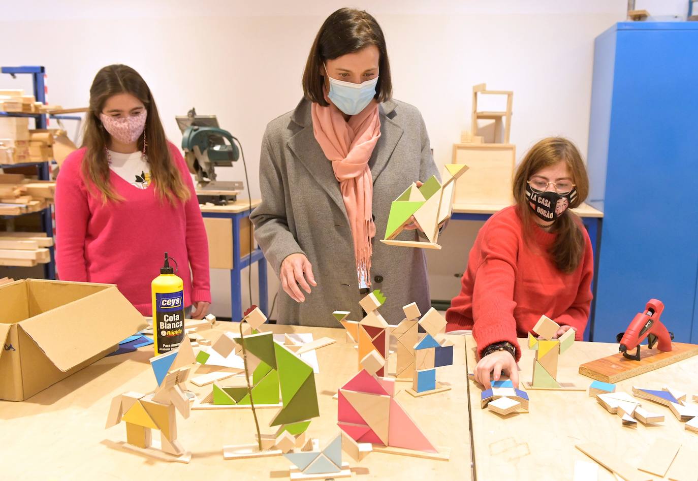 Alumnos de la Obra San Martín elaboran el Belén que podrá visitarse en la plaza de Pombo desde el jueves 16